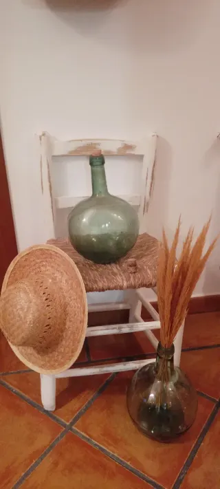 Conjunto damajuanas y silla.