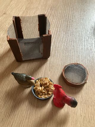 Miniatura casa per bambole con gallina e gallo