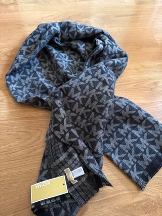 Bufanda Michael Kors Logo Gris y Negro