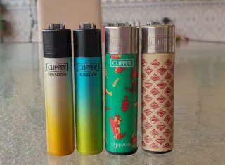 Lotto 32 accendini Clipper