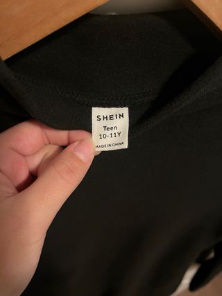 Vestido negro manga larga cuello alto