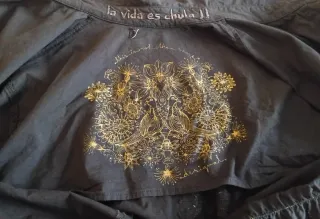 Camisa negra con corazones dorados