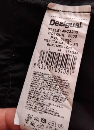 Camisa negra con corazones dorados