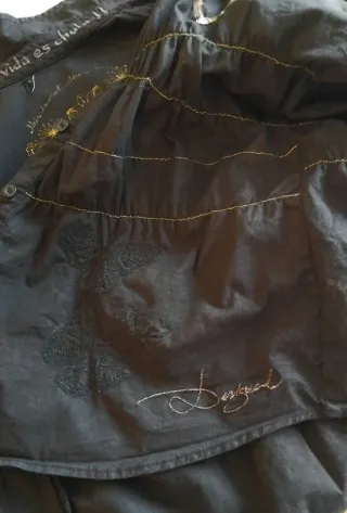 Camisa negra con corazones dorados