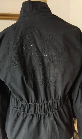 Camisa negra con corazones dorados