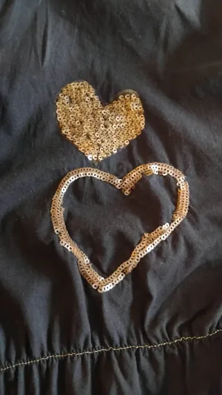 Camisa negra con corazones dorados