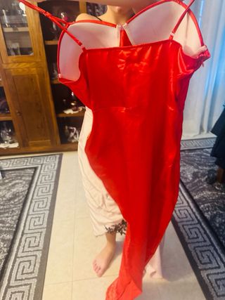 Vestido rojo con pedrería con apertura en un lado