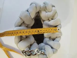 Borsa a mano uncinetto grigia con catena