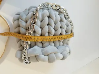 Borsa a mano uncinetto grigia con catena