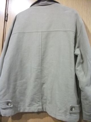 Cazadora  Talla L. pantalones y bermuda tallas 44.