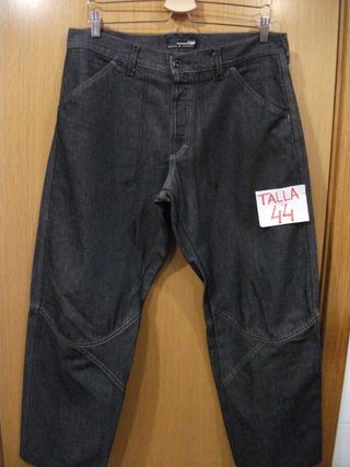 Cazadora  Talla L. pantalones y bermuda tallas 44.