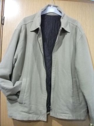 Cazadora  Talla L. pantalones y bermuda tallas 44.