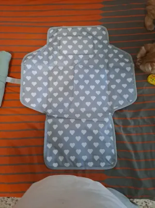 Set per neonati: fasciatoio, mussola, peluche, termometro