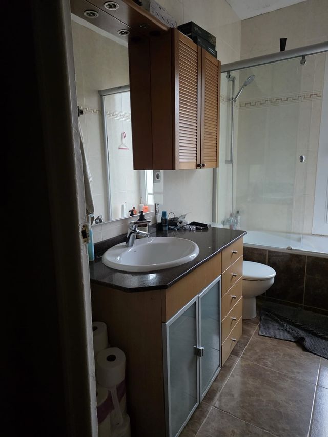 Muebles de baño con lavabo y espejo