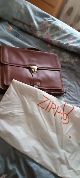 Maletín de piel marrón