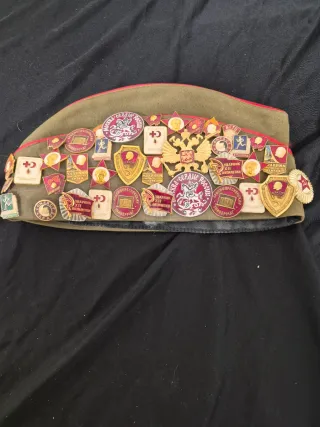 Gorra militar rusa con pins