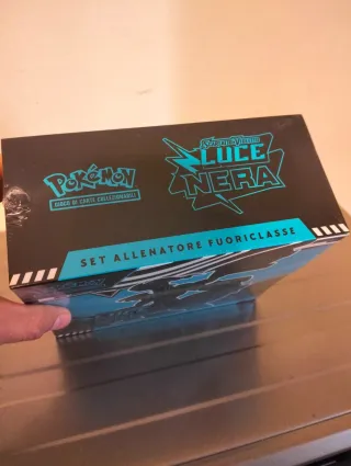 Pokemon Set Allenatore Fuoriclasse Luce Nera