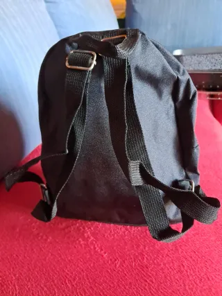 Mochila negra con 3 cremalleras