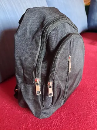 Mochila negra con 3 cremalleras