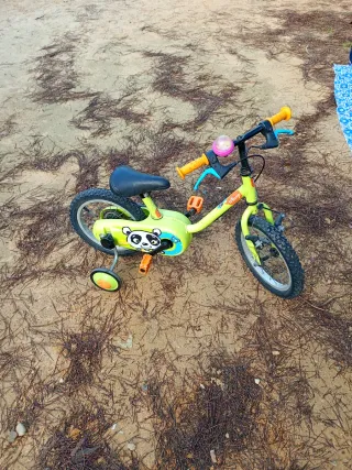 Bicicleta infantil verde con ruedines