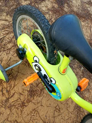 Bicicleta infantil verde con ruedines