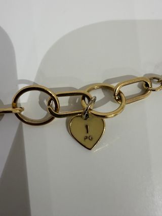 Pulsera dorada con charms de corazón