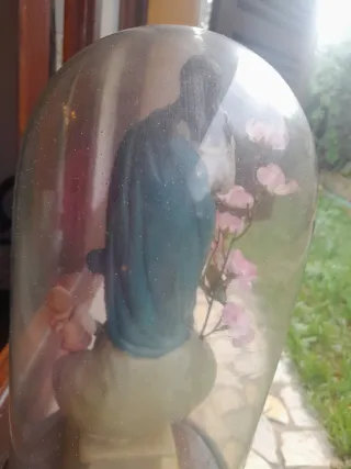 Virgen en urna de cristal antigua