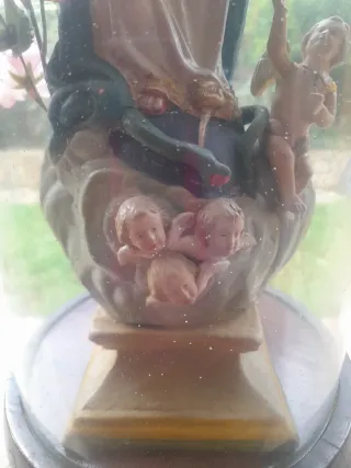 Virgen en urna de cristal antigua