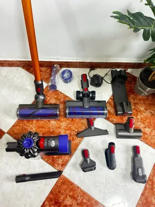 Aspirapolvere Dyson V8 Completo + Ricambi