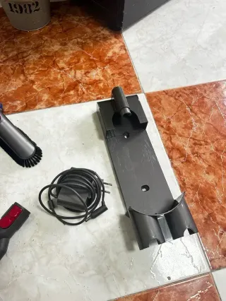 Aspirapolvere Dyson V8 Completo + Ricambi