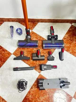Aspirapolvere Dyson V8 Completo + Ricambi