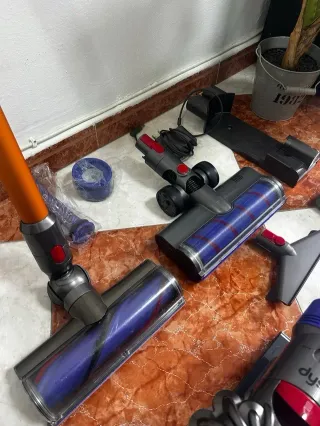 Aspirapolvere Dyson V8 Completo + Ricambi