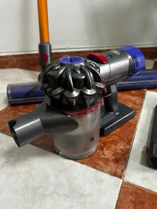 Aspirapolvere Dyson V8 Completo + Ricambi