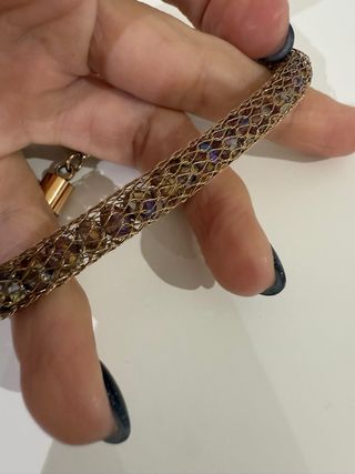 Pulsera dorada con detalles multicolor