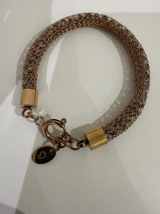 Pulsera dorada con detalles multicolor