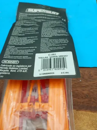 Scalextric 12 vallas con banderas pista negra