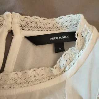 Blusa blanca con encaje y volantes