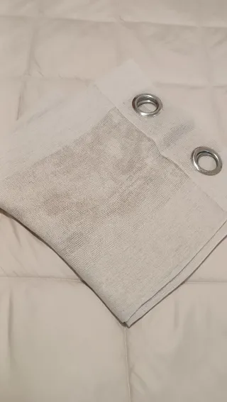 Cortina beige terra in tessuto con anelli.