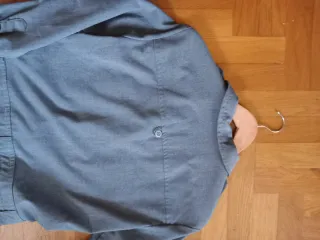 Mono gris de trabajo