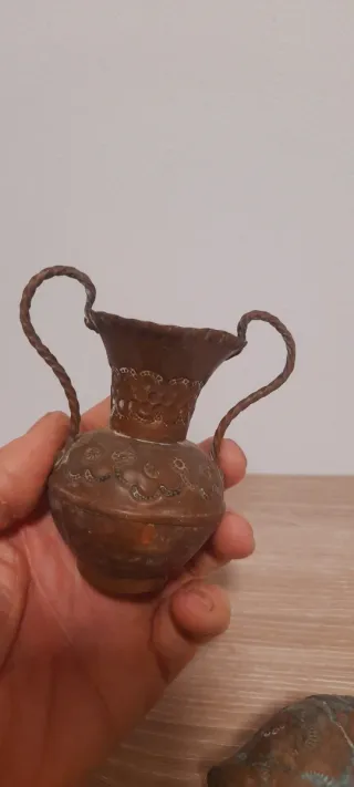 Set di due vasi decorativi in rame antico