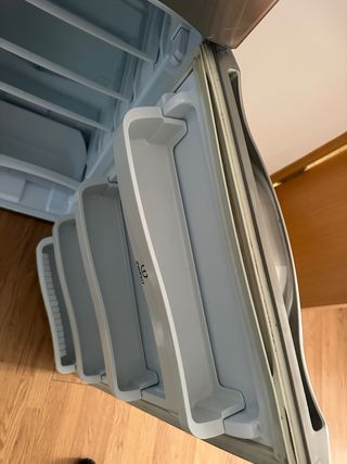 Frigorífico pequeño plateado con congelador