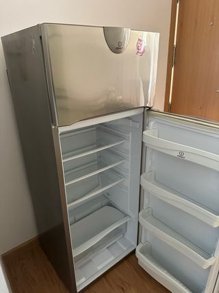 Frigorífico pequeño plateado con congelador