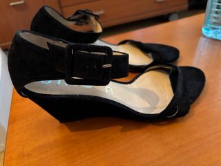 Sandalias de cuña negras