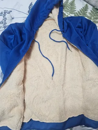 Sudadera azul con borreguito.