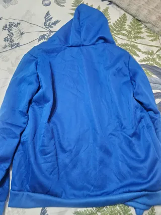 Sudadera azul con borreguito.