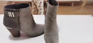 Botines Guess grises de ante y piel.