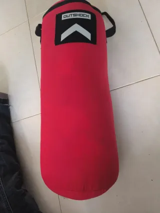 Saco de boxeo rojo de 5 kilos y 4 guantes de boxeo