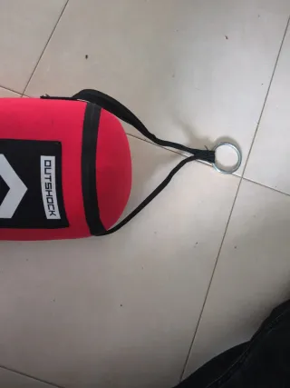 Saco de boxeo rojo de 5 kilos y 4 guantes de boxeo