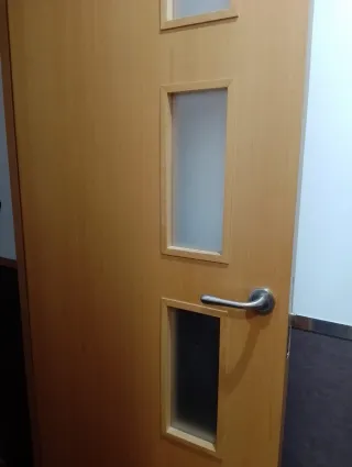 Puerta recibidor/cocina madera con cristales