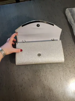 Conjunto sandalias, bolso y chal plateado